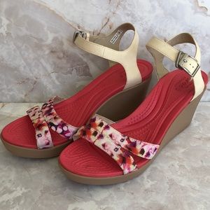 Crocs wedge sandals pink floral taupe 10